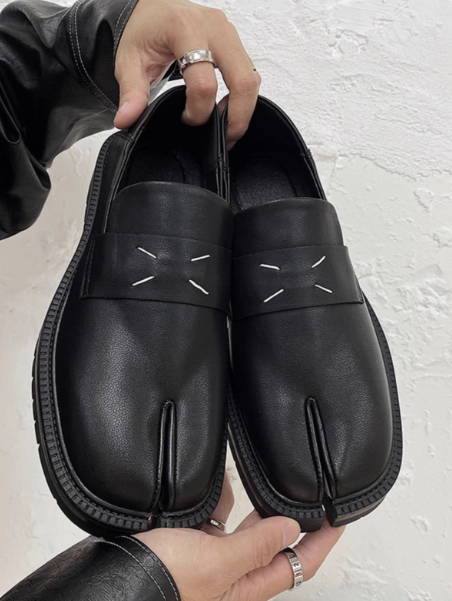 BUDGET Matte Tabi Loafer