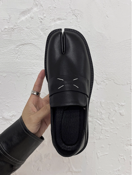 BUDGET Matte Tabi Loafer