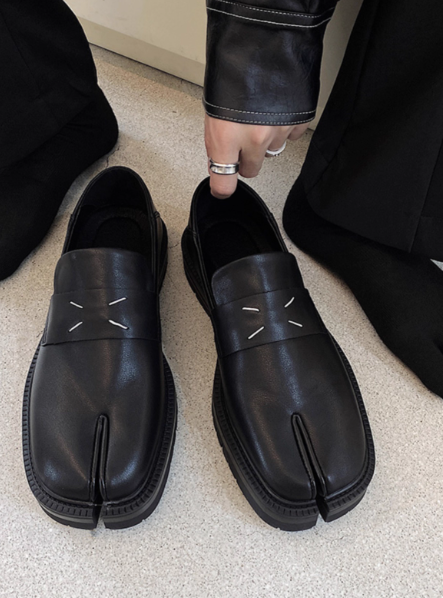 BUDGET Matte Tabi Loafer