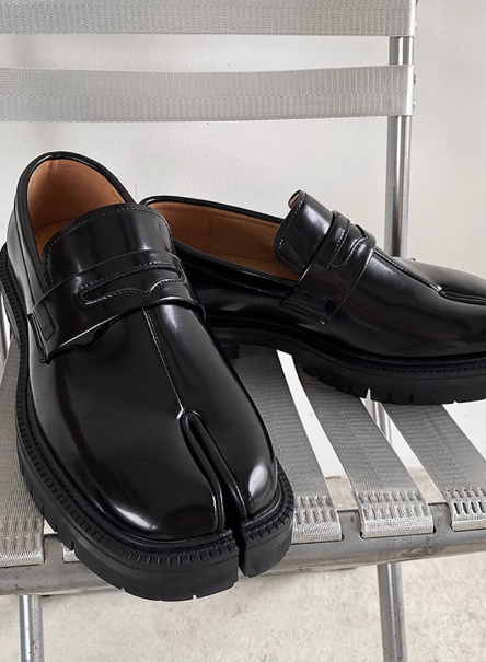 BUDGET Glossy Tabi Loafer
